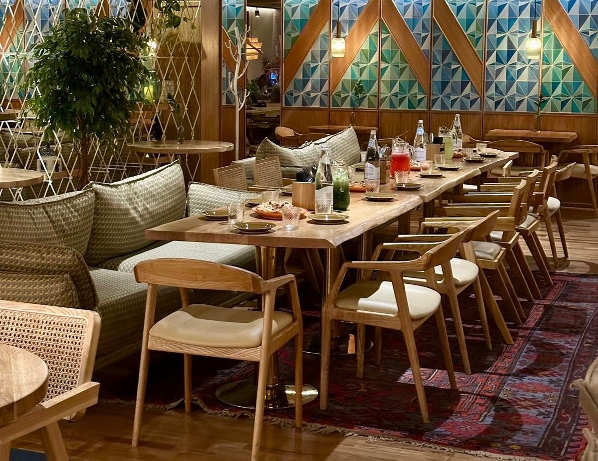 Основной зал ресторана. Обеды для туристических групп. Ресторан находится при отеле Арткорт.