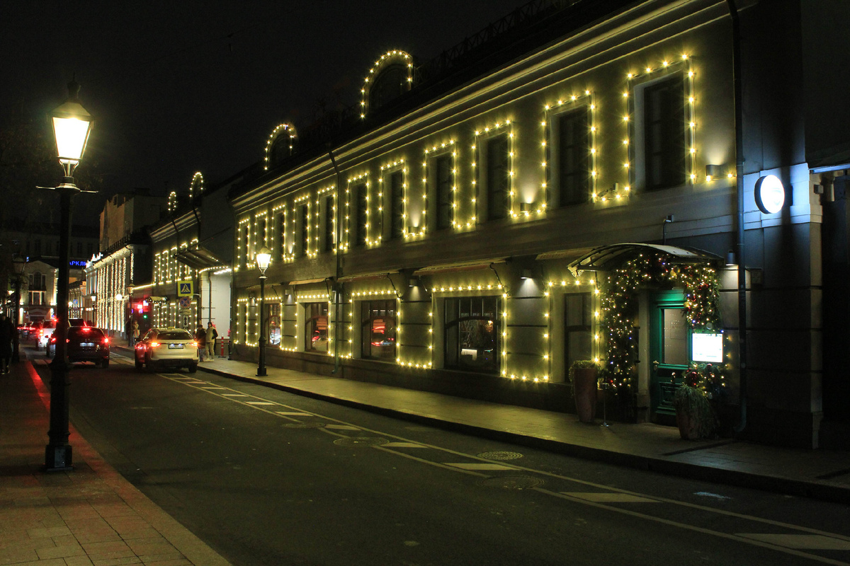 Вознесенский переулок 7. Центральный вход в ресторан mr. Ливанец