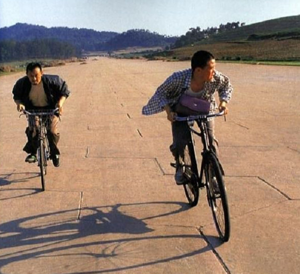 Пролистните изображение, чтобы увидеть следующий кадр из фильма «Пропавшее оружие» (2002)