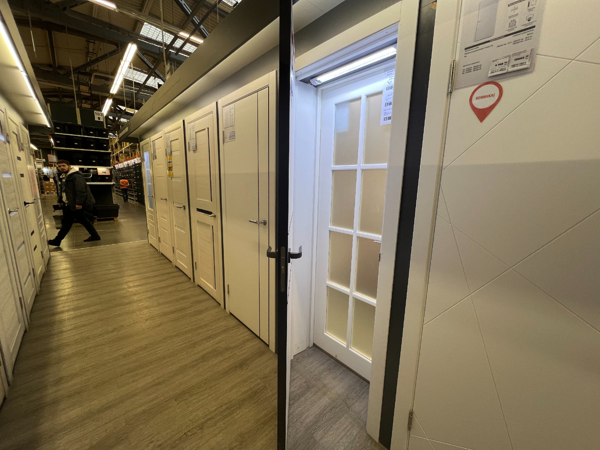 Белые двери преобладают