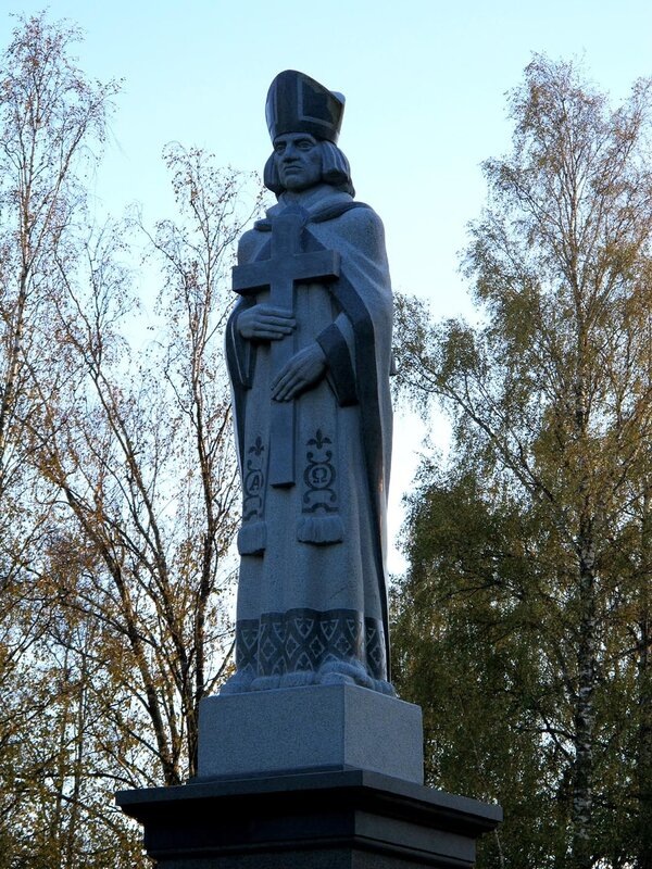 Памятник первому епископу Ливонии Мейнарду в Икшкиле (Латвия). LIVEJOURNAL / renatar / https://renatar.livejournal.com/581993.html