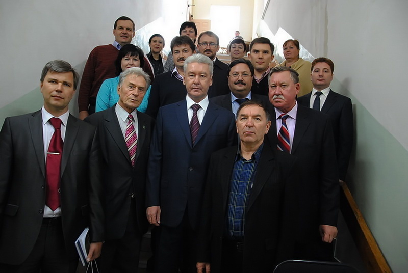 Архивное фото коллектива юрфака с мэром Сергеем Собяниным, воспитанником ульяновской юридической школы.