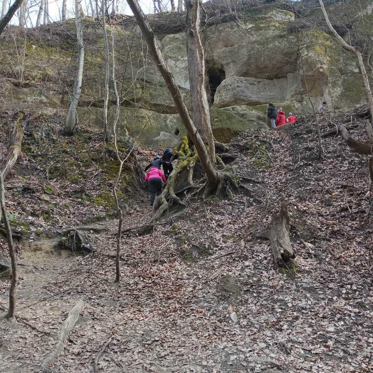 Левая пещера.