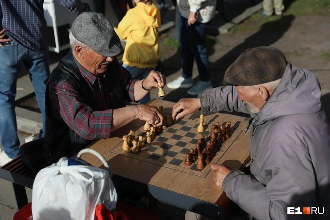 Дедушки шахматисты более 25 лет и по сей день играют в уличные шахматы на Плотинке