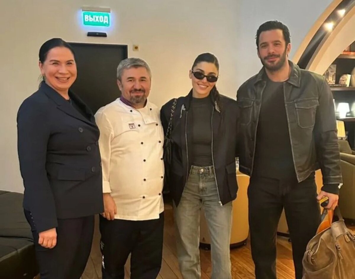 Барыш Ардуч и турецкая актриса Ханде Эрчел в московском аэропорту "Внуково" по пути домой после презентации их совместного фильма "Оставь это ветру". Именно в этом эпизоде Барыш сказал, давайте сделаем так, и все дружно подошли ближе к камере. 