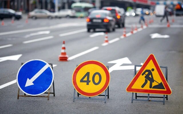 Согласно разделу 1 приложения 2 к ПДД временные дорожные знаки имеют приоритет над постоянными знаками, временной и постоянной разметками (Фото: Tricky_Shark / Shutterstock / FOTODOM)