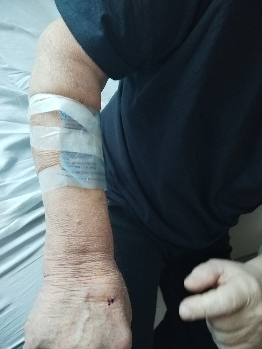 Все руки исколоты...