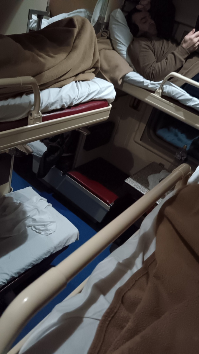 Высота для меня неприятная. Лежанка короткая для роста 170 см мои ноги встречались часто с подходящими. 😂