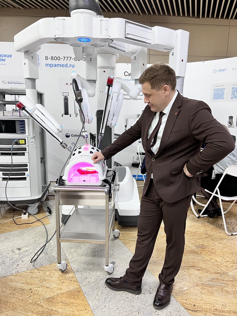 Я на одной из выставок осматриваю достижения мирового медицинского приборостроения :)