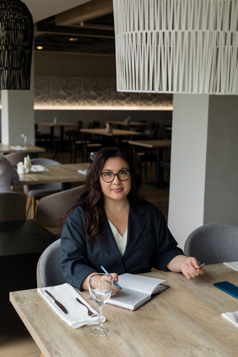 За столом в ресторане - это тоже работа)