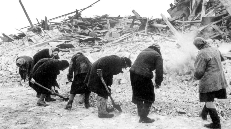 Женщины убирают завалы на улице освобожденного Малоархангельска. Малоархангельск, Орловская область. 23 февраля 1943 года