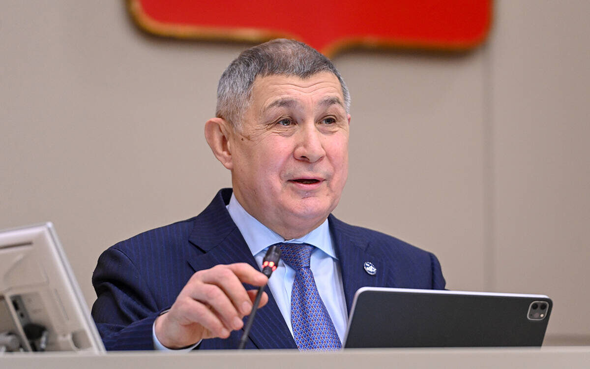 ​Рифкат Минниханов: «Ценность такого труда с течением времени будет только возрастать, ибо он фиксирует современный татарский язык. Язык не будет таким же через 30-40 лет. Это неизбежный процесс». Фото: prav.tatarstan.ru