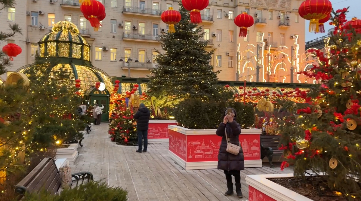 Помимо традиционных ёлочек здесь на Тверской площади развешаны китайские фонарики.