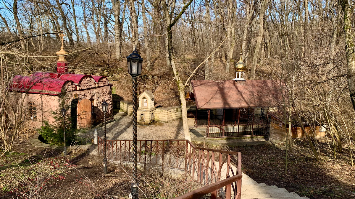В балке, в Московском лесу - целебный источник, часовня, купальня. село Московское Ставропольского края. Фото автора канала