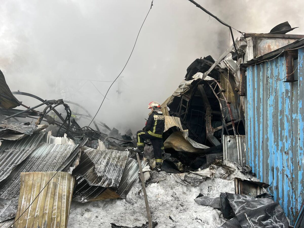    В Екатеринбурге после пожара Роспотребнадзор советует жителям не выходить на улицу и закрывать окна