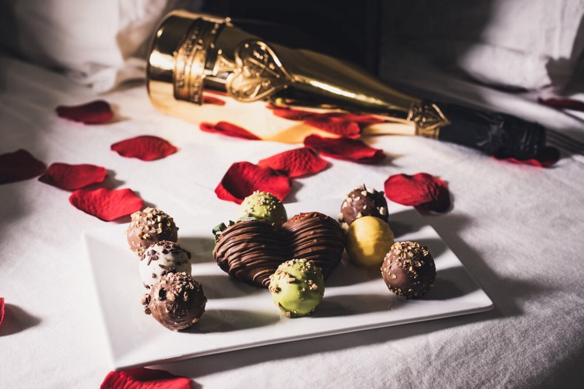     Романтично, но токсично: эксперты назвали предмет, который не стоит держать в спальне