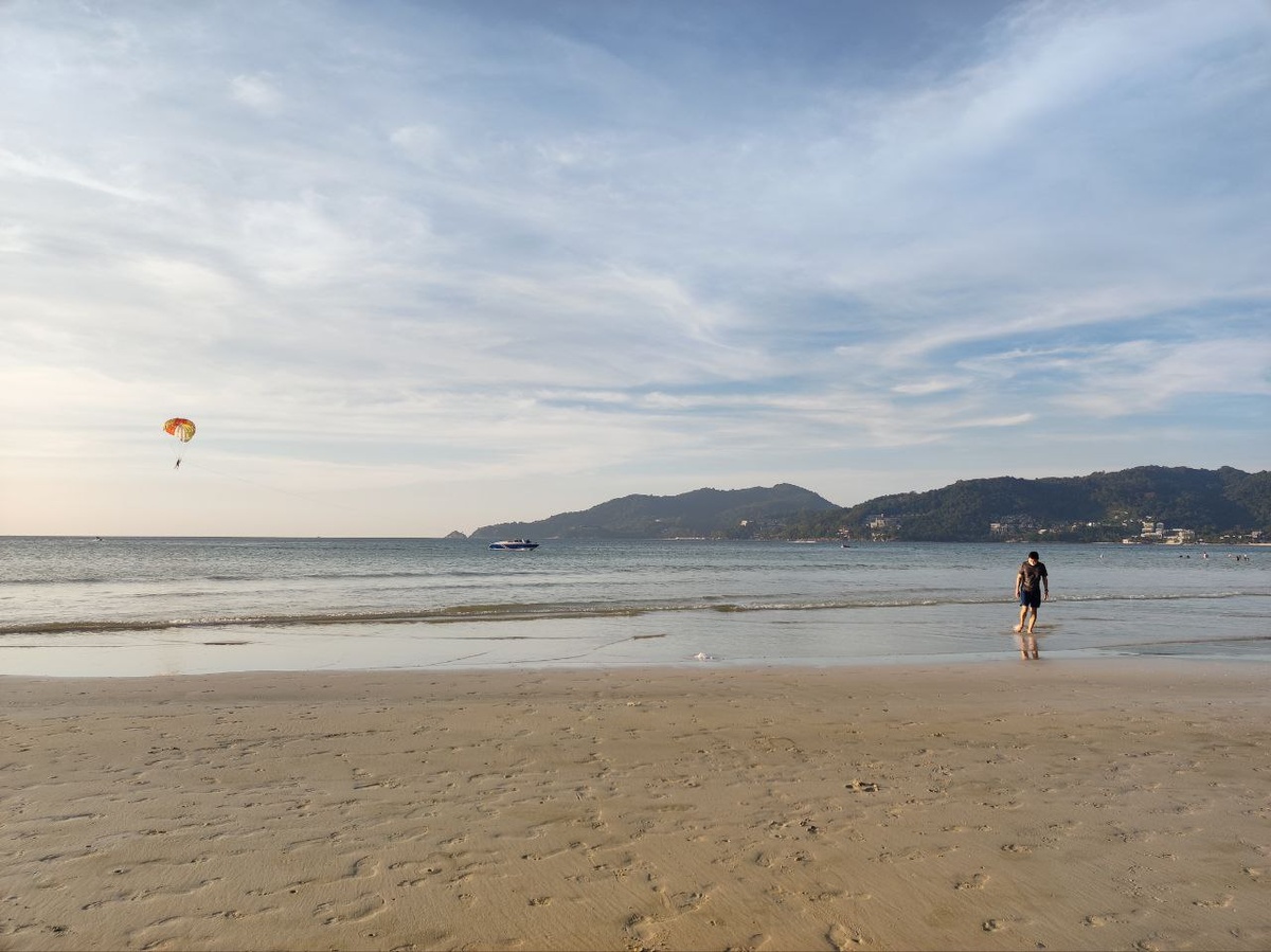 пустынный пляж на Пхукете в декабре 2021