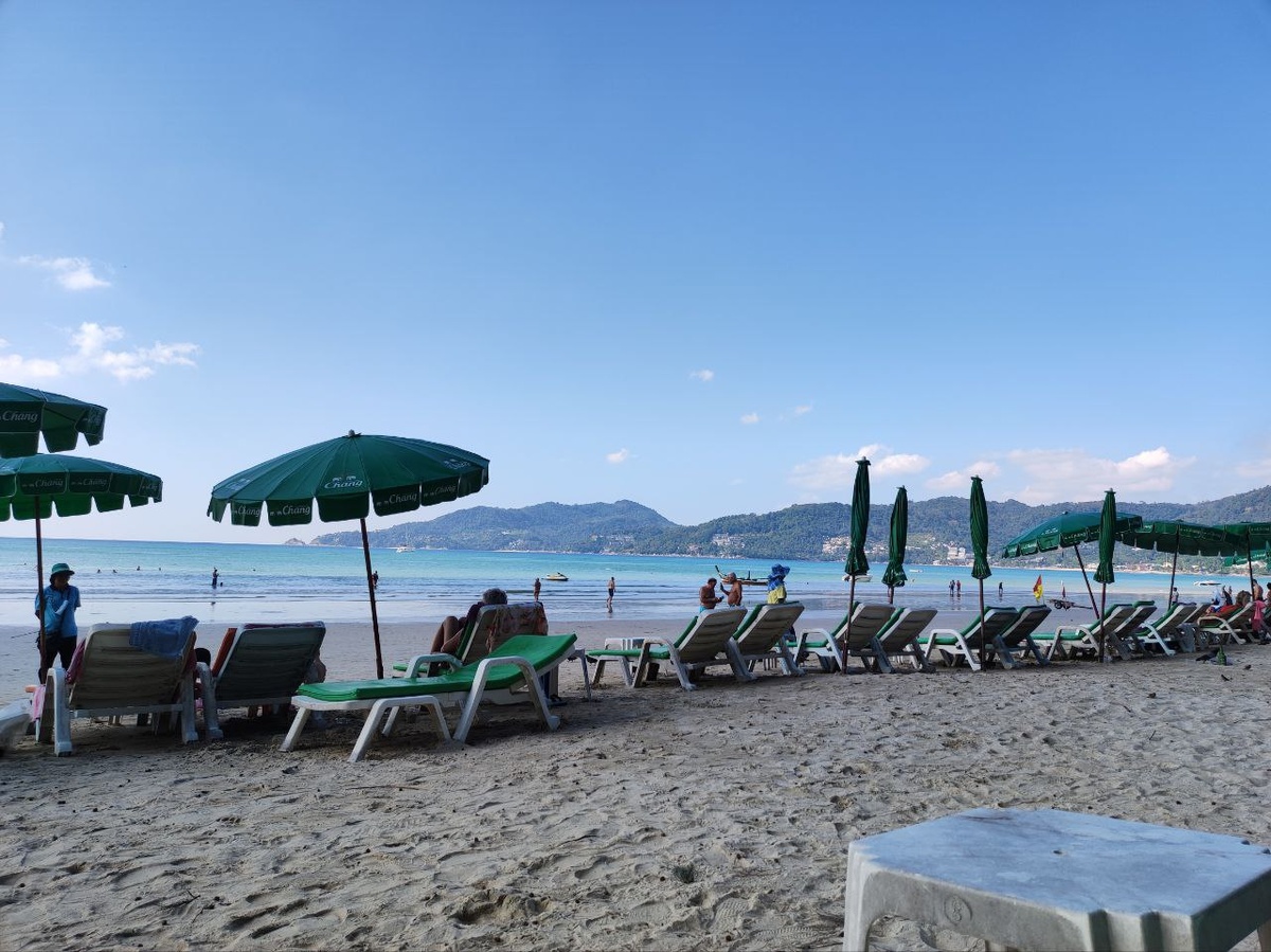 тут тоже видно, что шезлонги пустые