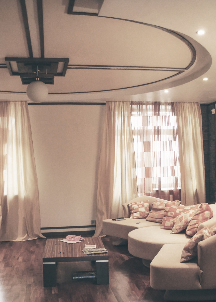 Гостиная с прекрасным уютным диваном, удачно вписавшимся в интерьер