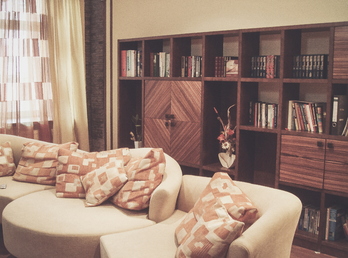 Для отделки мебели использован шпон Зебрано и Американского ореха