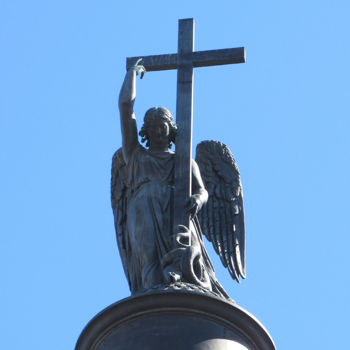 Ангел с латинским крестом на Александровской колонне