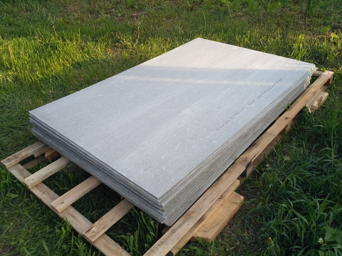 Плоский шифер для зашивки цоколя.