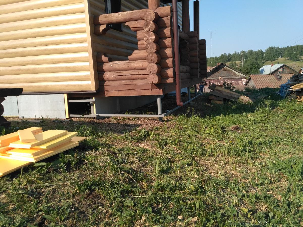 Монтаж зашивки цоколя.