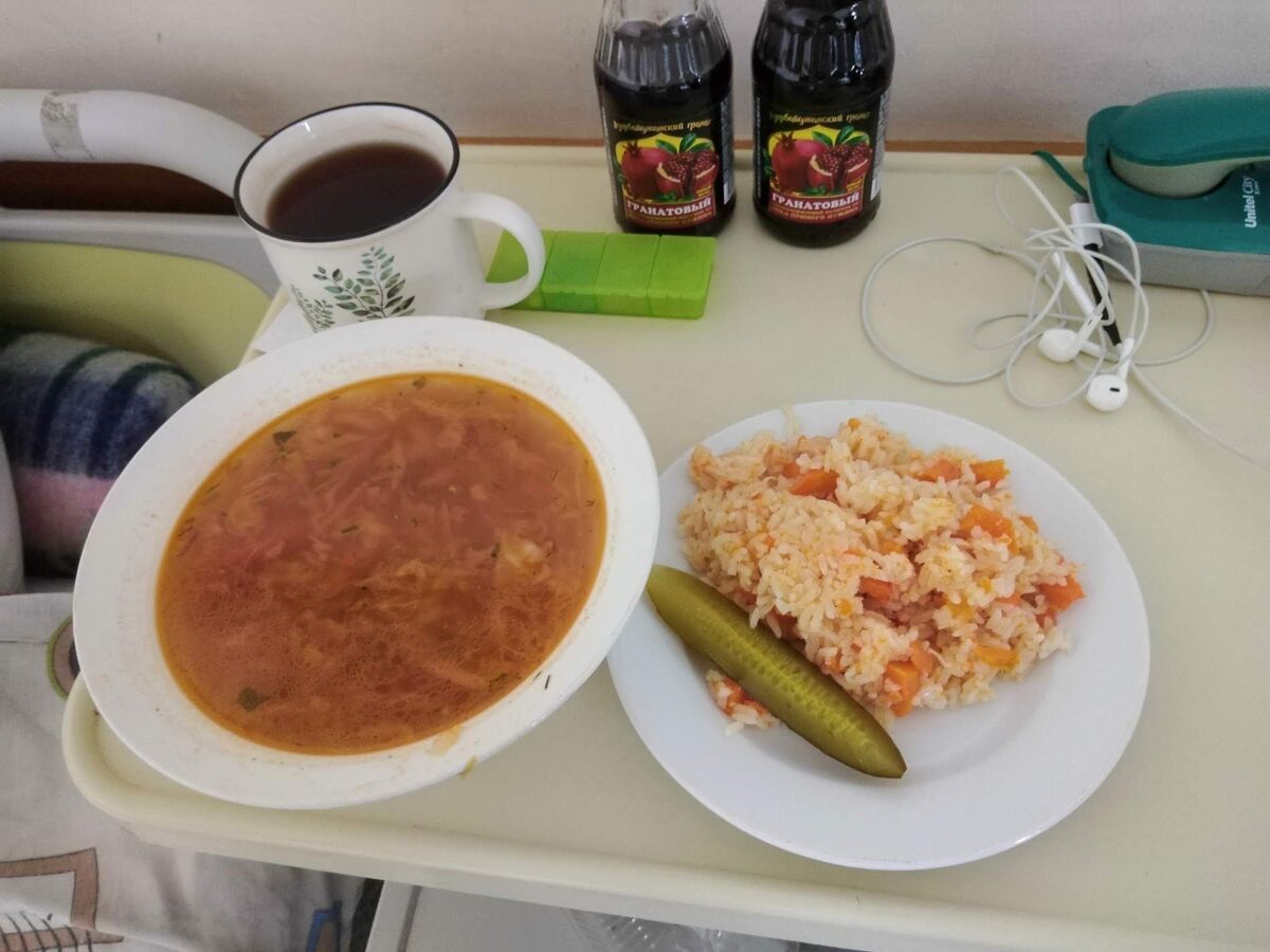 Вариант бюджетного обеда в Чазова, щи и каша пища наша)