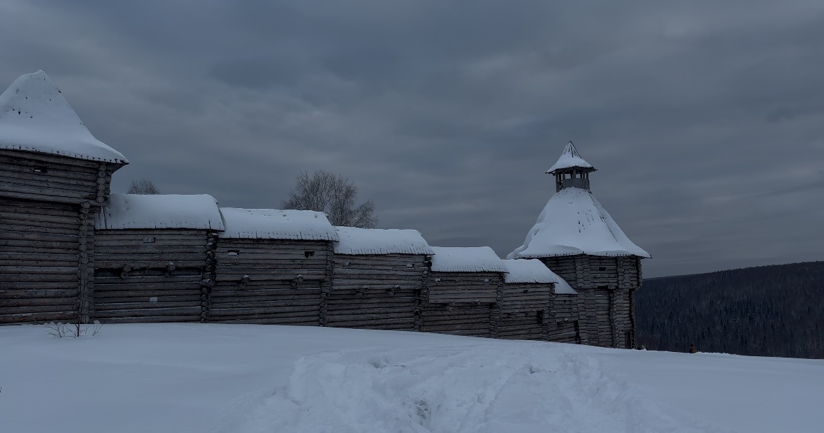 Это скрин с видео. Солнца в тот день не было. Поэтому все фото в этой статье будут такие: будто снятые на черно-белую пленку