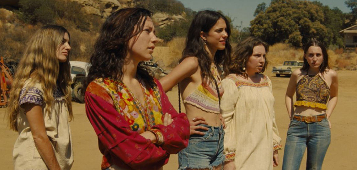 Вот вам пример такой Стрельцовой среды. Грязь, бомжи — простите, хипстеры, окраина, дикая местность, заброшенное ранчо и его вечно сонный сбрендивший хозяин. Прям комбо. Сцена из фильма Квентина Тарантино «Однажды в Голливуде». 