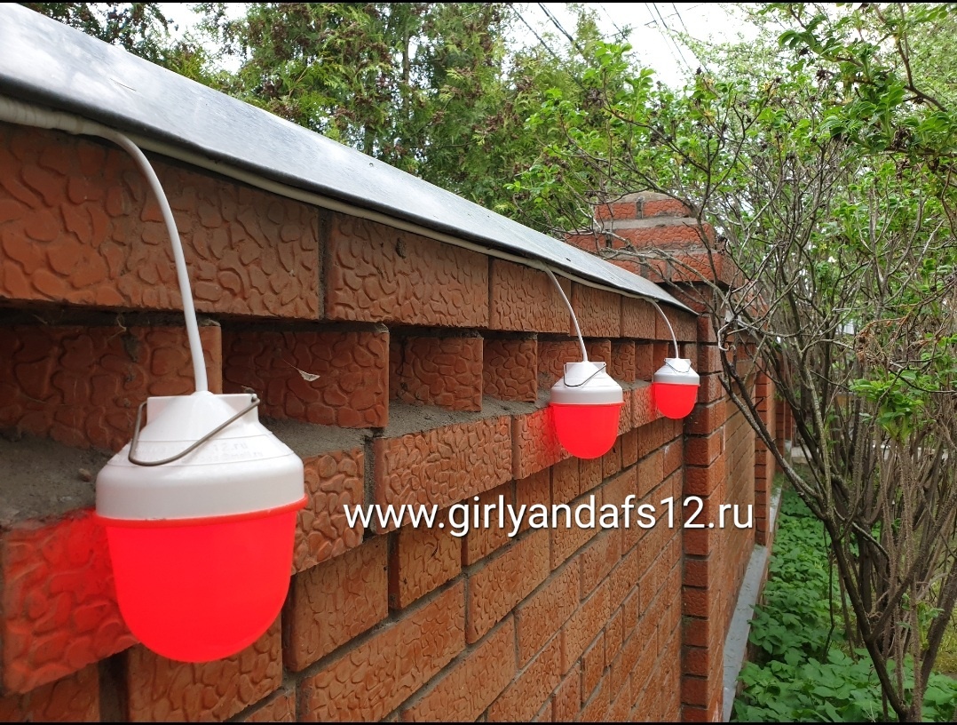 Гирлянда фс-12 на кирпичном заборе. 