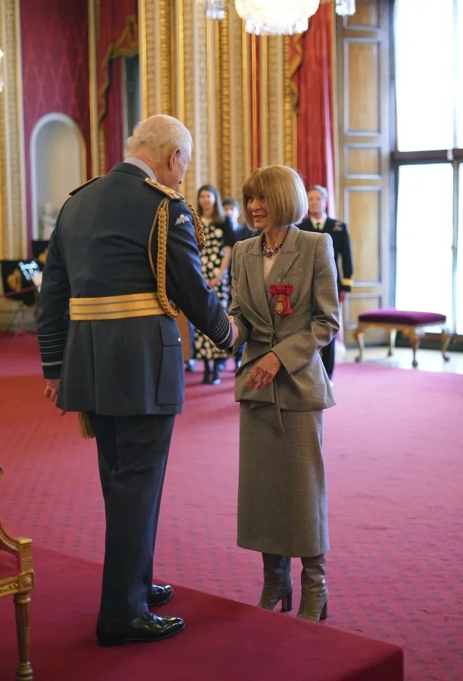 4 февраля 2025 года, король Карл III в Букингемском дворце в Лондоне присвоил Анне Винтур звание почётного компаньона. Джордан Петтитт / Пенсильвания / AP.