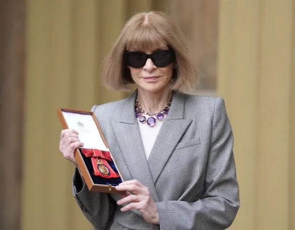 Винтур снова надела солнцезащитные очки для фотографий после церемонии. Эндрю Мэтьюз/Getty Images.