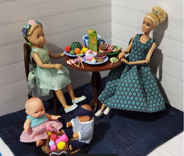 У кукол получился весёлый и вкусный праздник.