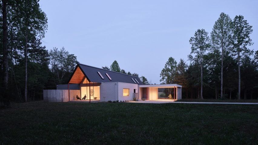 Источник изображения - https://static.dezeen.com/uploads/2024/11/studio-becker-xu-dogtrot-house-north-carolina-home-hero_dezeen_2364_col_0-852x479.jpg