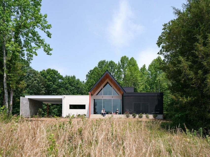 Источник изображения - https://static.dezeen.com/uploads/2024/11/studio-becker-xu-dogtrot-house-north-carolina-home_dezeen_2364_col_10-852x639.jpg