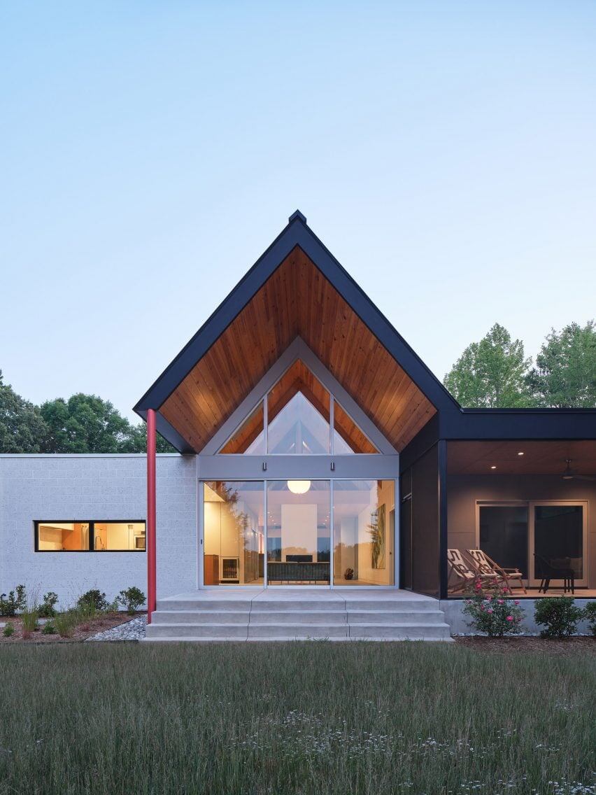 Источник изображения - https://static.dezeen.com/uploads/2024/11/studio-becker-xu-dogtrot-house-north-carolina-home_dezeen_2364_col_21-852x1136.jpg