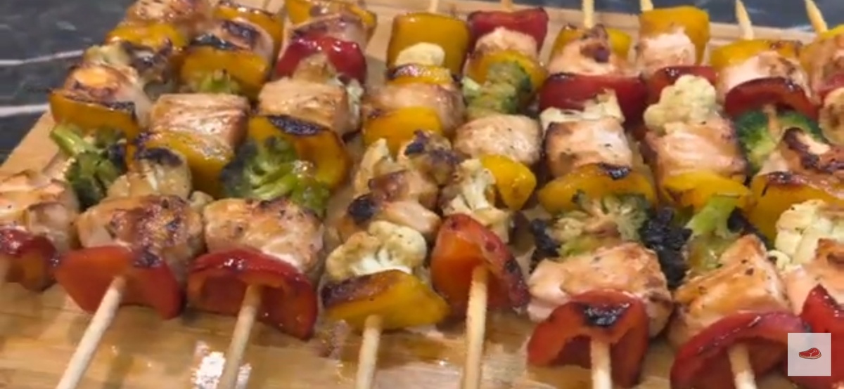 Можно кусочки брокколи,на все ваша фантазия 