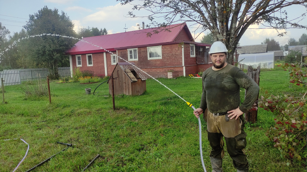 Алексей буровой мастер и один из участков обеспеченный водой.