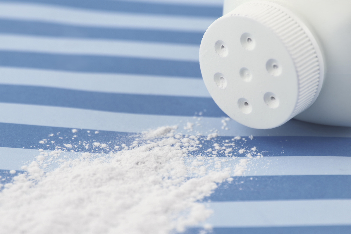     Тысячи британцев считают, что их рак вызван детской присыпкой: что говорят юристы