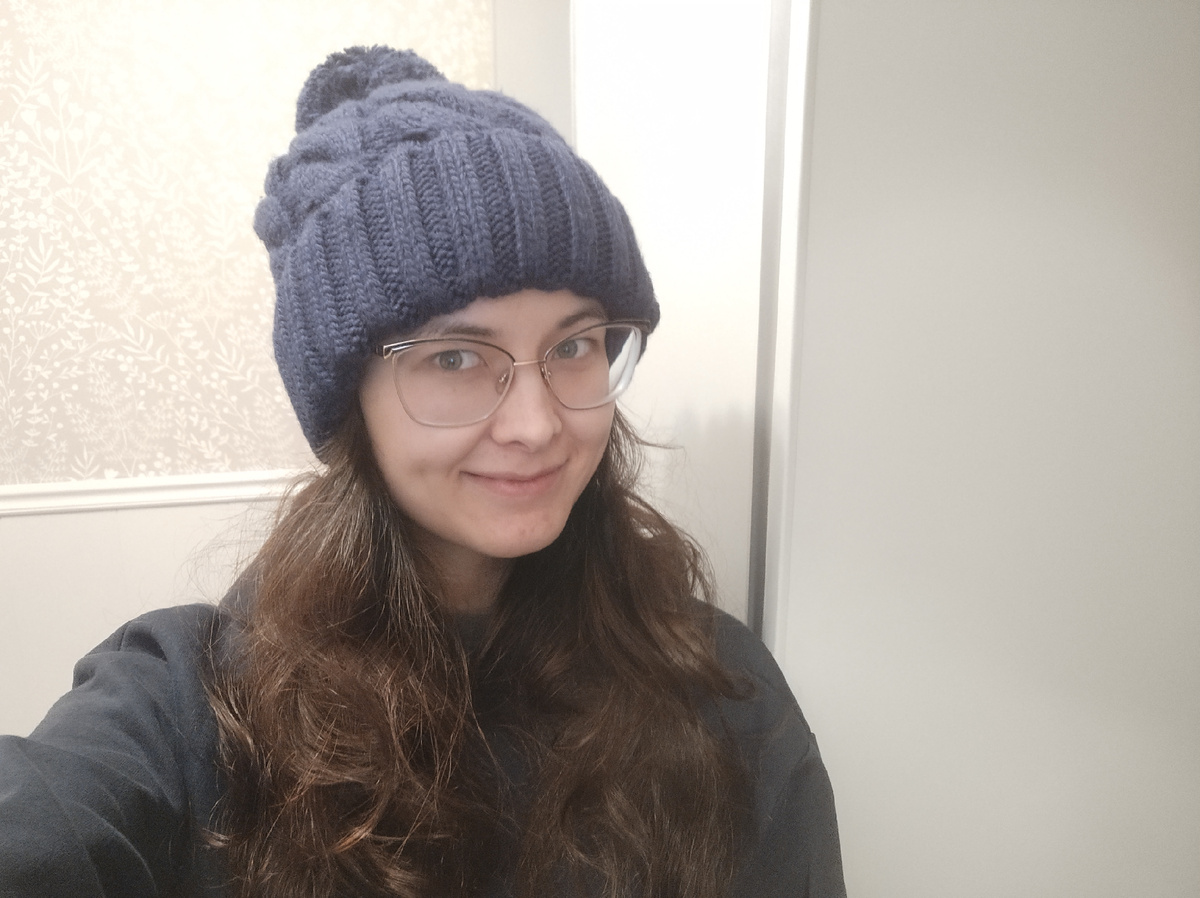 Купила новую шапку и довольна:)