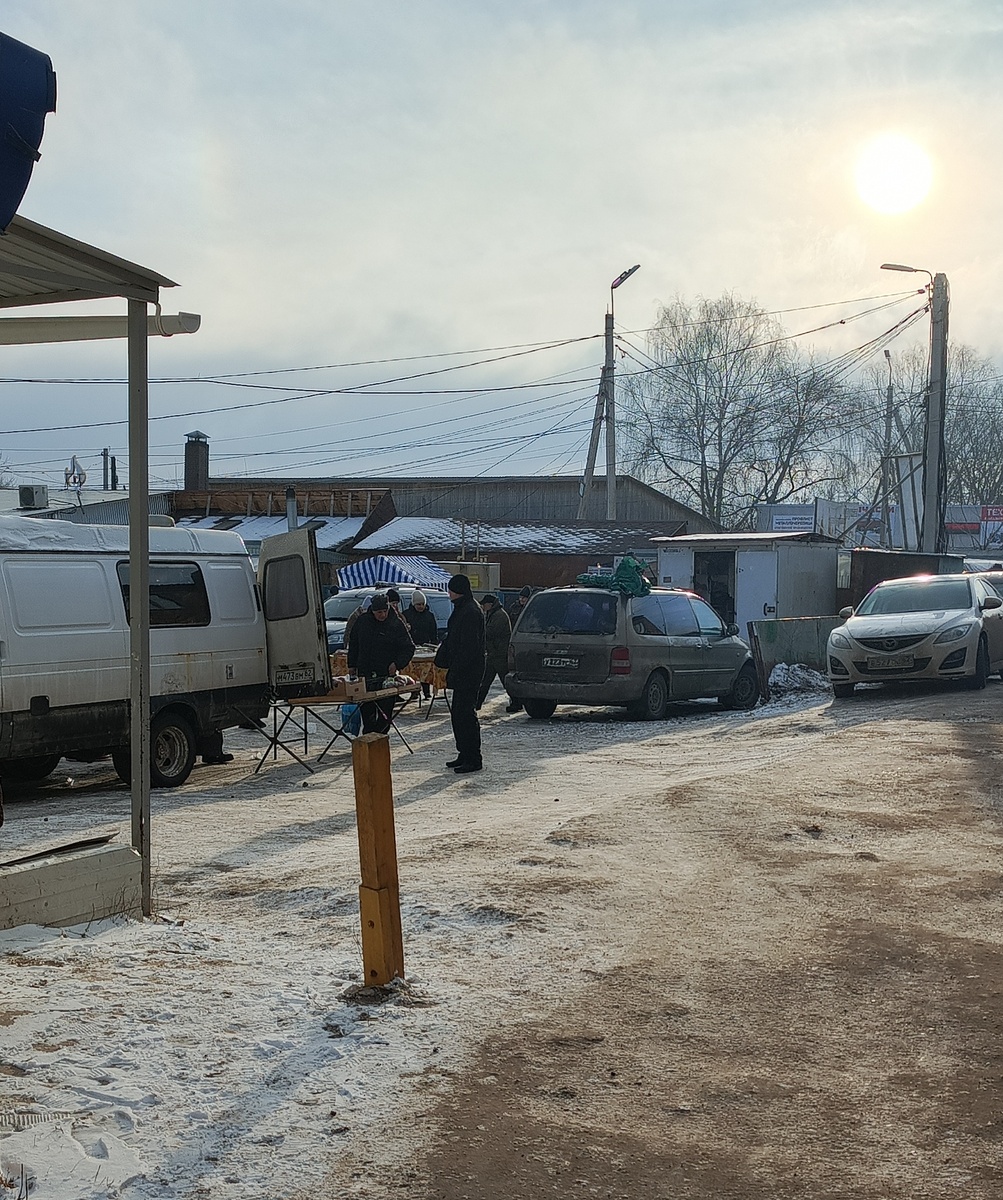 Такая погода. Около рынка