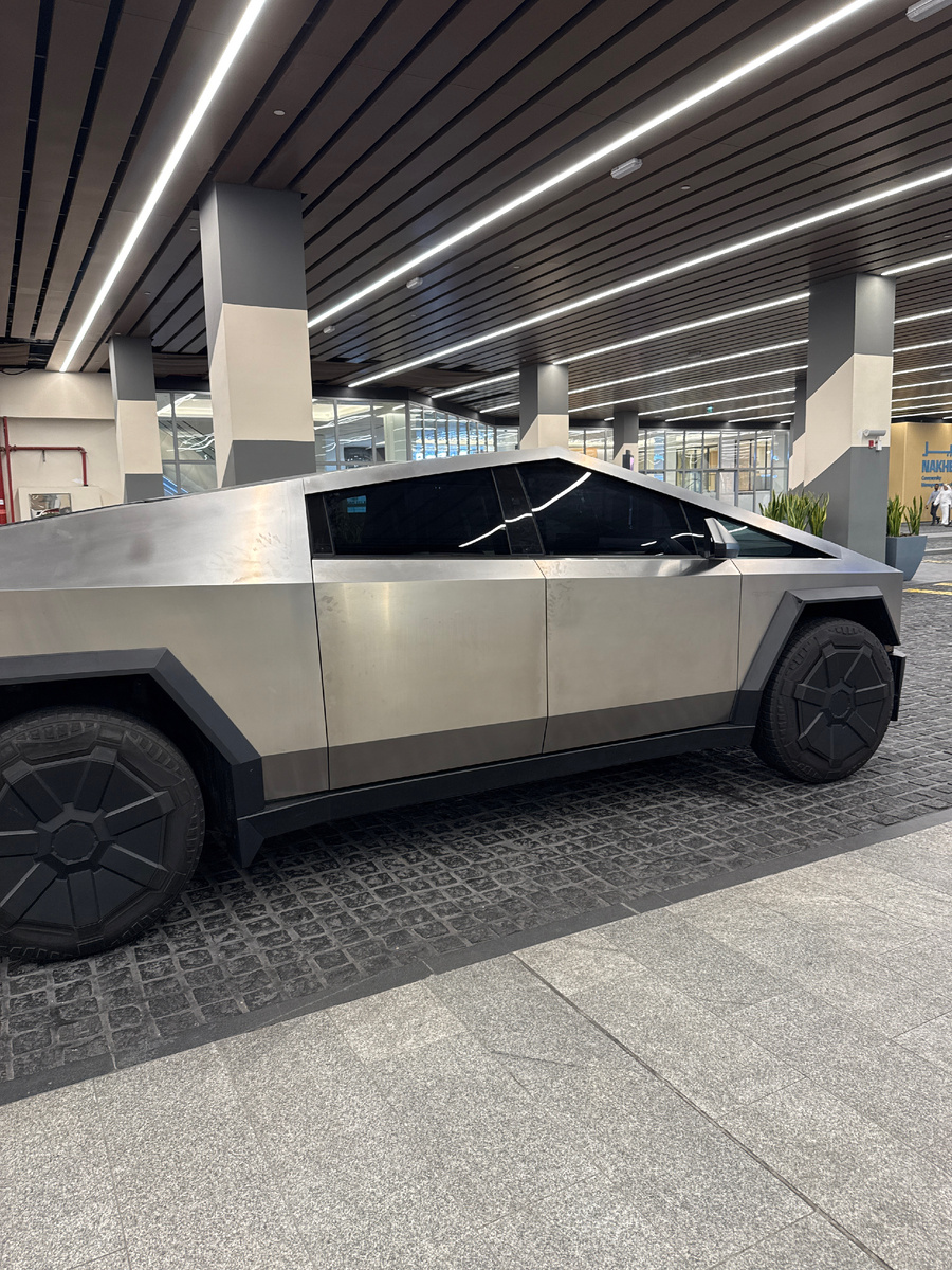 Хотелось бы, чтобы это было такси, но нет. Такие Tesla встречаются только, как личные авто.