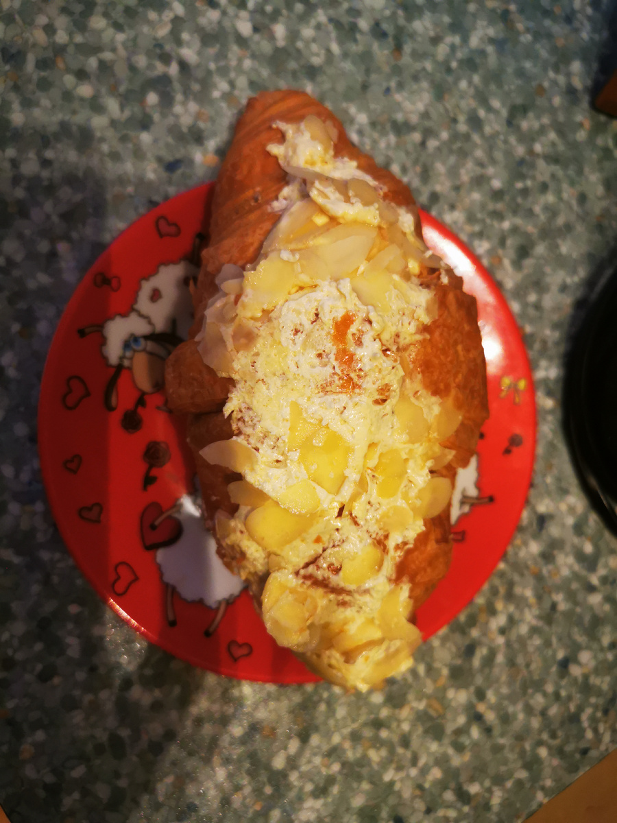 Миндальный крем и миндаль сверху