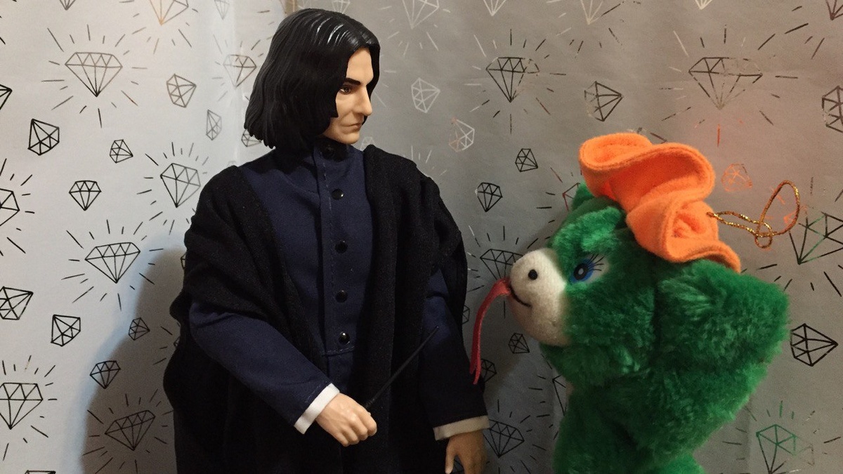 "Кобра, это студенты!" - змея кивнула