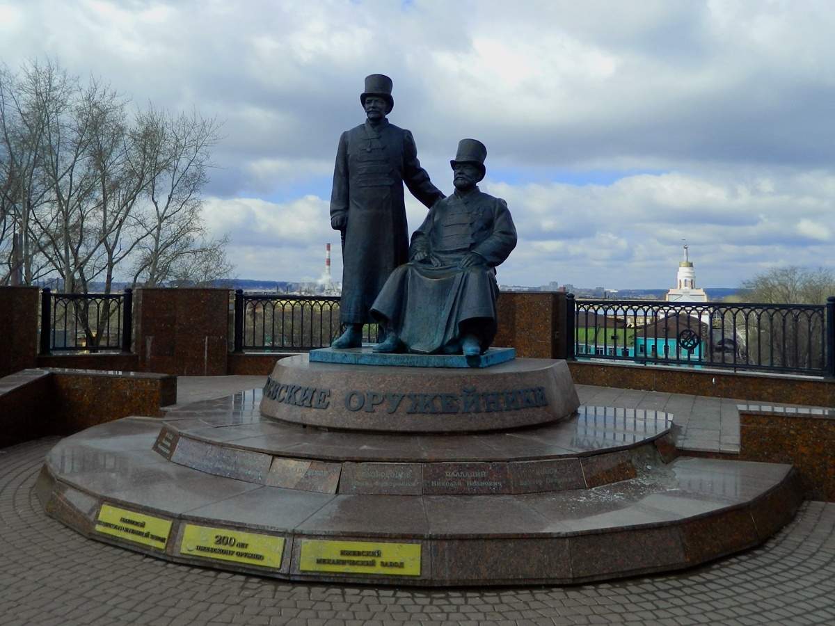 Площадь Оружейников и памятник Калашникову https://ru.wikipedia.org/wiki/%D0%9F%D0%B0%D0%BC%D1%8F%D1%82%D0%BD%D0%B8%D0%BA_%D0%B8%D0%B6%D0%B5%D0%B2%D1%81%D0%BA%D0%B8%D0%BC_%D0%BE%D1%80%D1%83%D0%B6%D0%B5%D0%B9%D0%BD%D0%B8%D0%BA%D0%B0%D0%BC