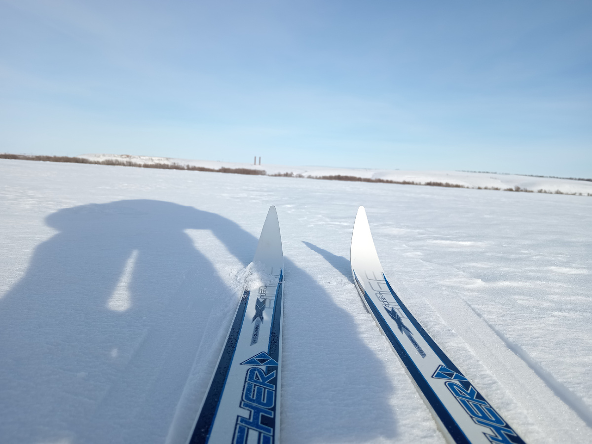 Мои лыжи, смотрящие в сторону снегоходки, по которой я бегала в сторону Подбельской ГЭС 