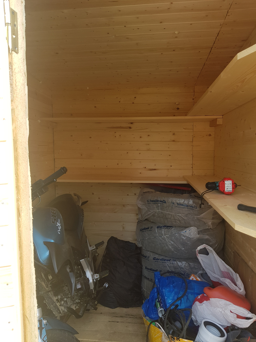 Даже мотоцикл поместился!