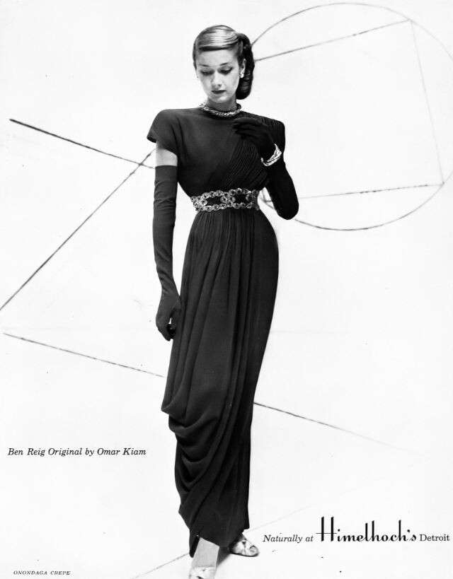 Модель в красивом драпированном платье от Омара Киама для Ben Reig в Himelhoch's, Harper's Bazaar, октябрь 1946 г.