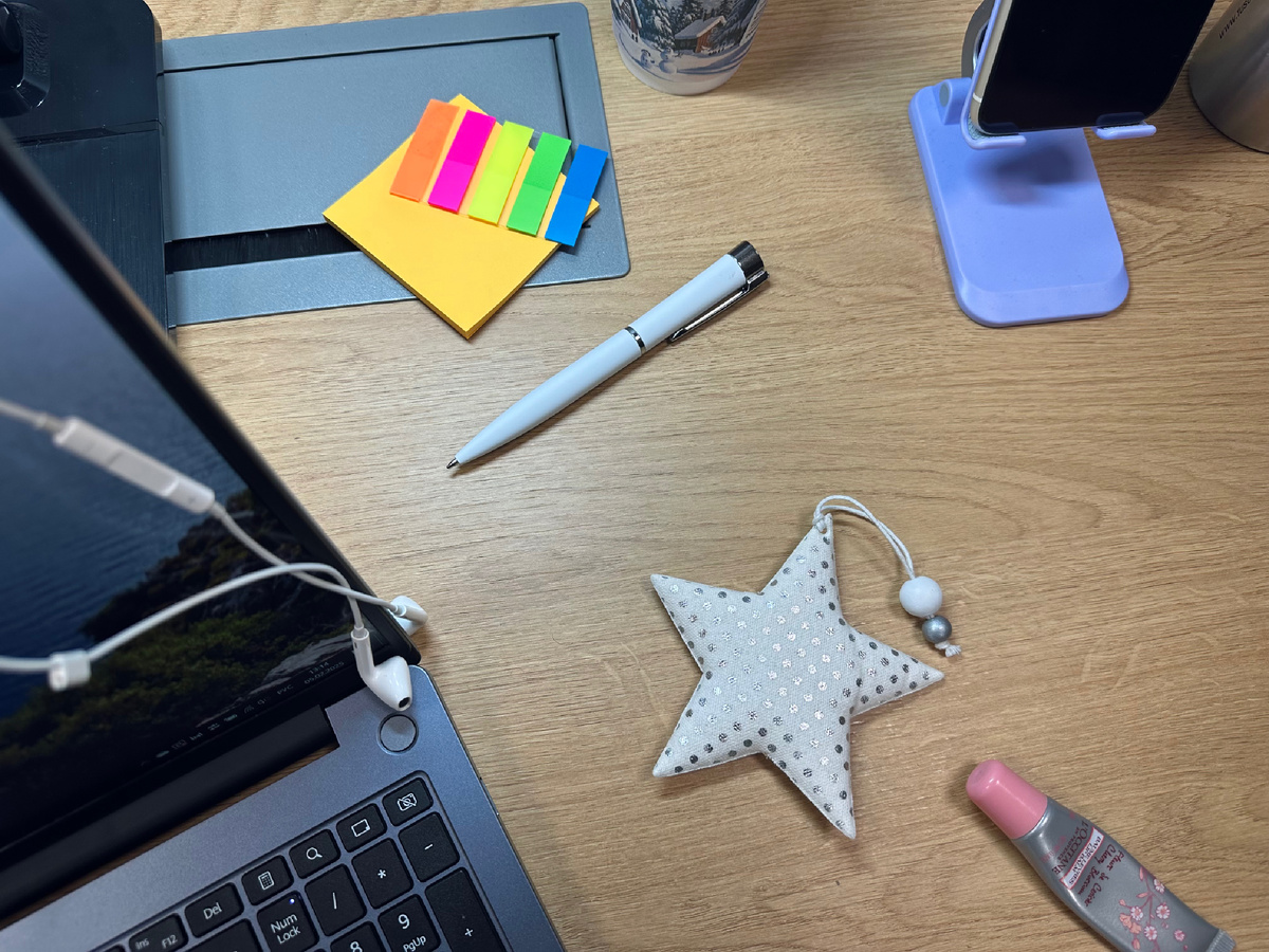 Мое рабочее место сегодня. За года работы у меня сформировалась привычка особо не обживаться на рабочем месте и держать стол в порядке. Мало ли что 😐